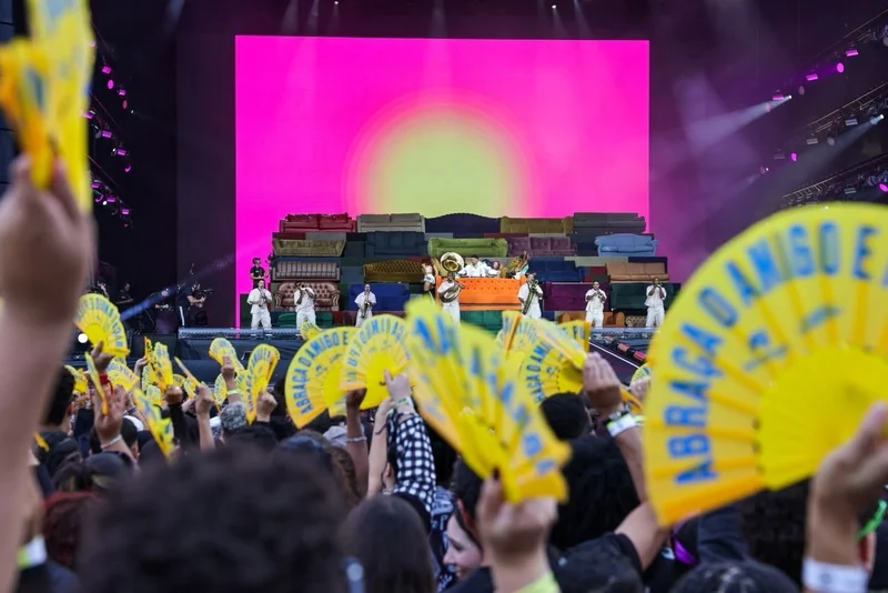 Coreografia com 30 mil leques dita o ritmo de Pedro Sampaio no festival