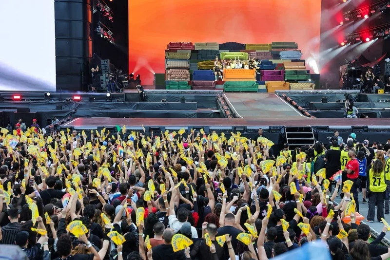 Coreografia com 30 mil leques dita o ritmo de Pedro Sampaio no festival