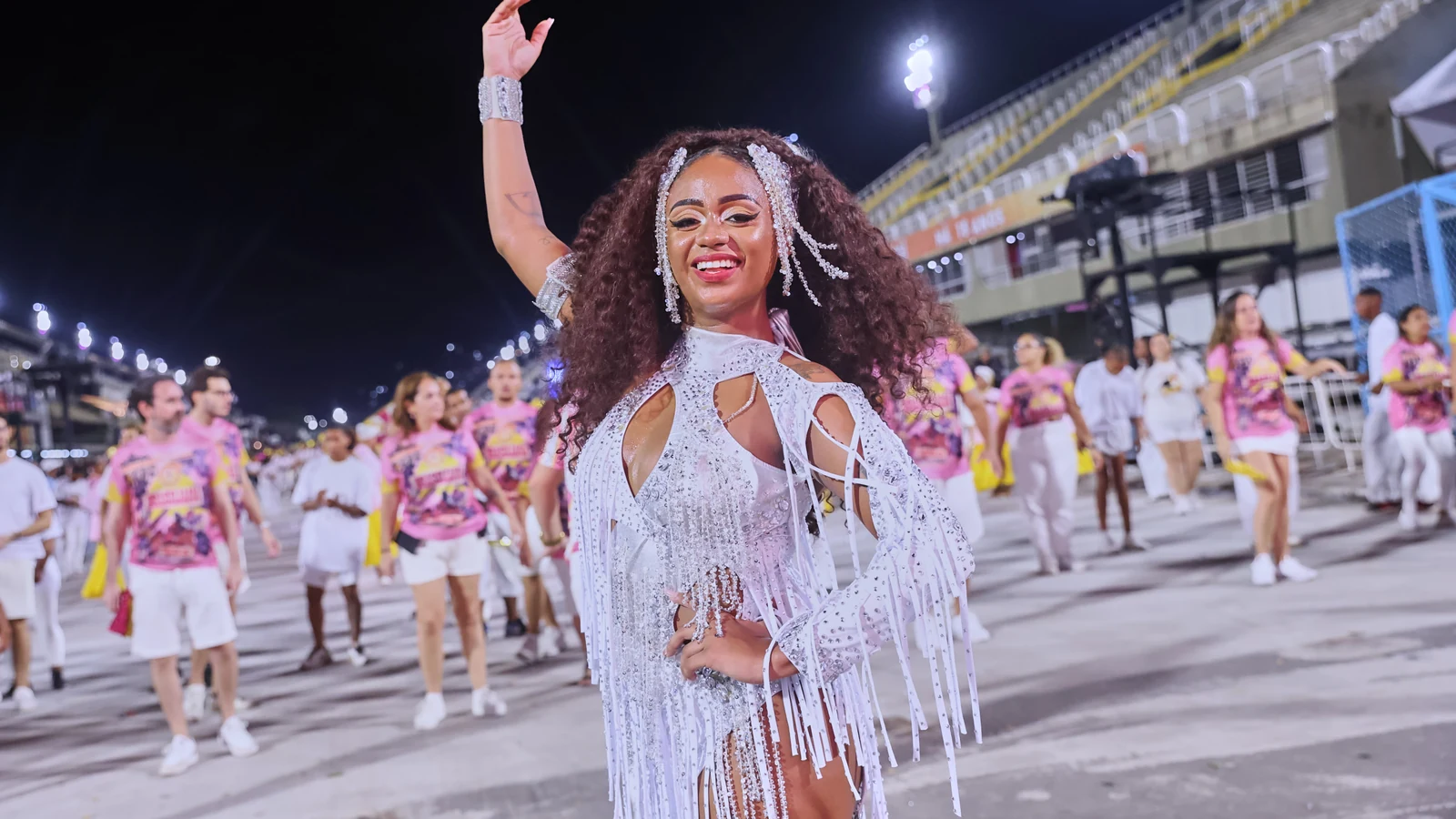 cria da comunidade lele lima e coroada rainha da uniao do parque acari featured