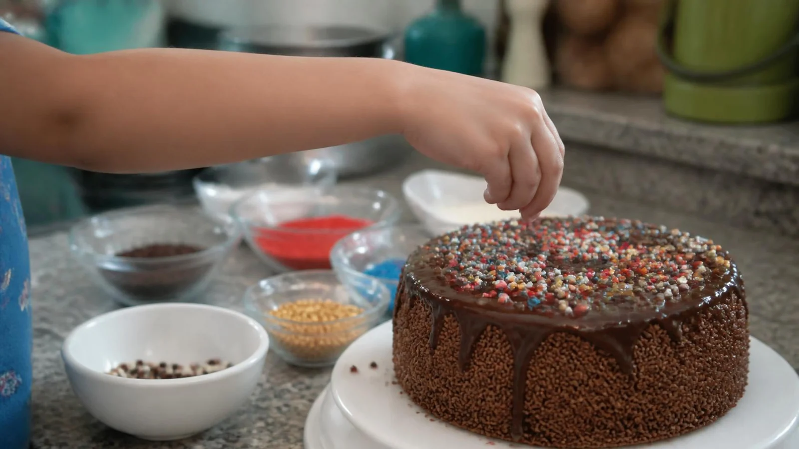 Crianças aprendem a criar e confeitar o próprio mini bolo