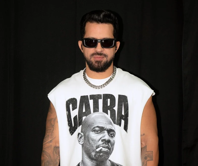 Dennis fecha Espaço Favela com homenagem a Mr. Catra e Coral