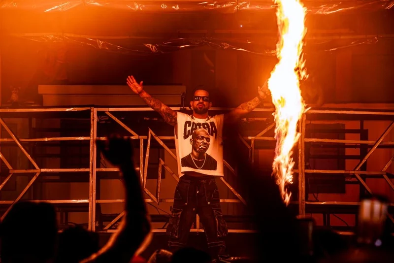 DENNIS homenageia Mr. Catra e fecha o Espaço Favela no Rock in Rio