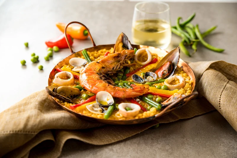 Dia da Paella une frutos do mar e segredos do arroz de Valência