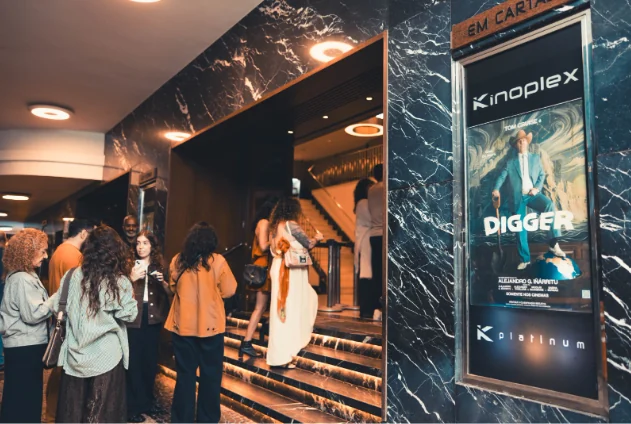 Digger: primeiras sessões no Brasil revelam Tom Cruise em tom irônico