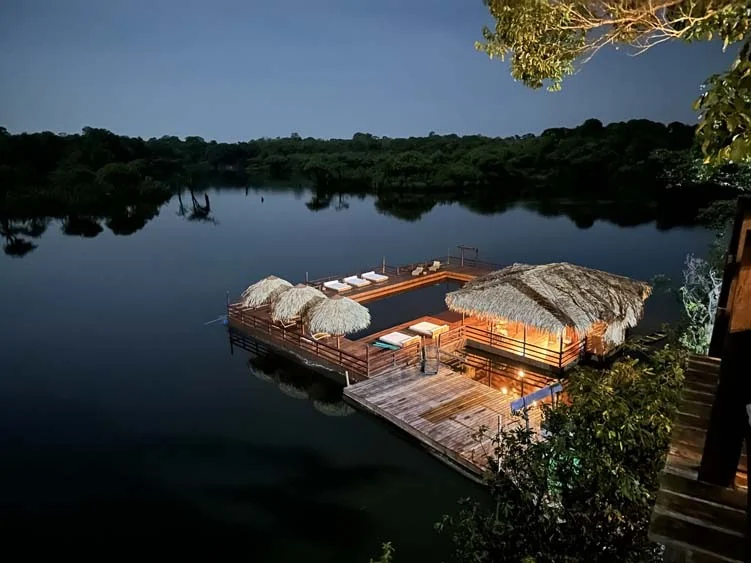 Dormir em redes na Amazônia vira experiência noturna em hotel de selva