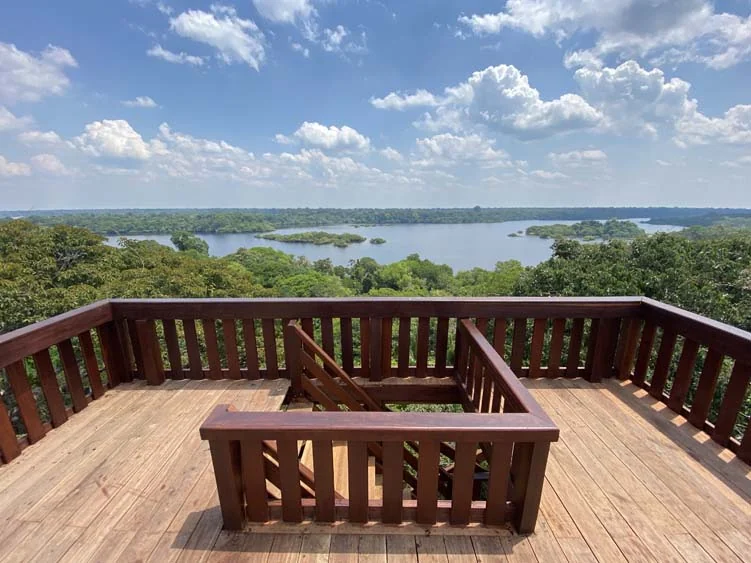 Dormir em redes na Amazônia vira experiência noturna em hotel de selva