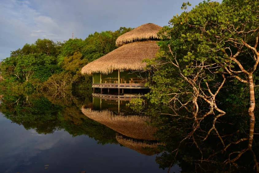 Dormir em redes na Amazônia vira experiência noturna em hotel de selva