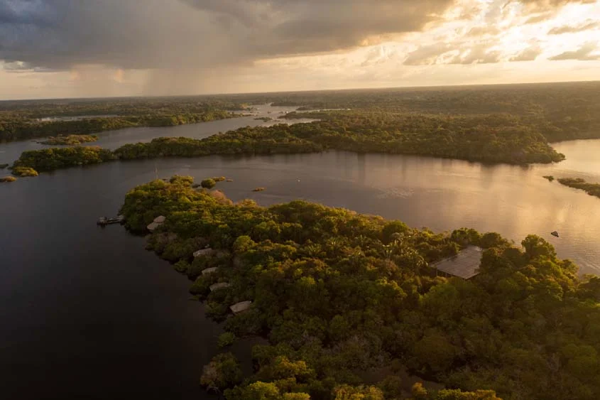Dormir em redes na Amazônia vira experiência noturna em hotel de selva