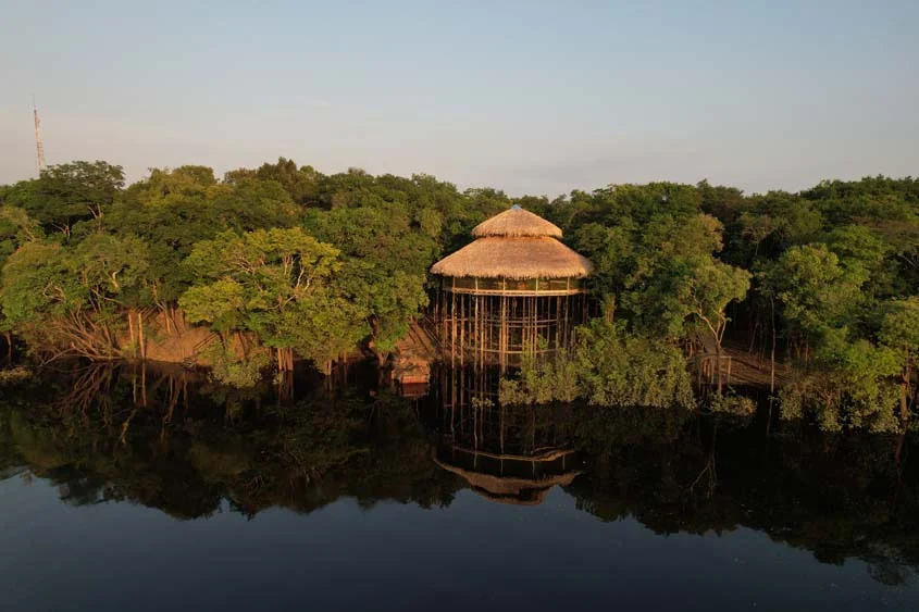 Dormir em redes na Amazônia vira experiência noturna em hotel de selva
