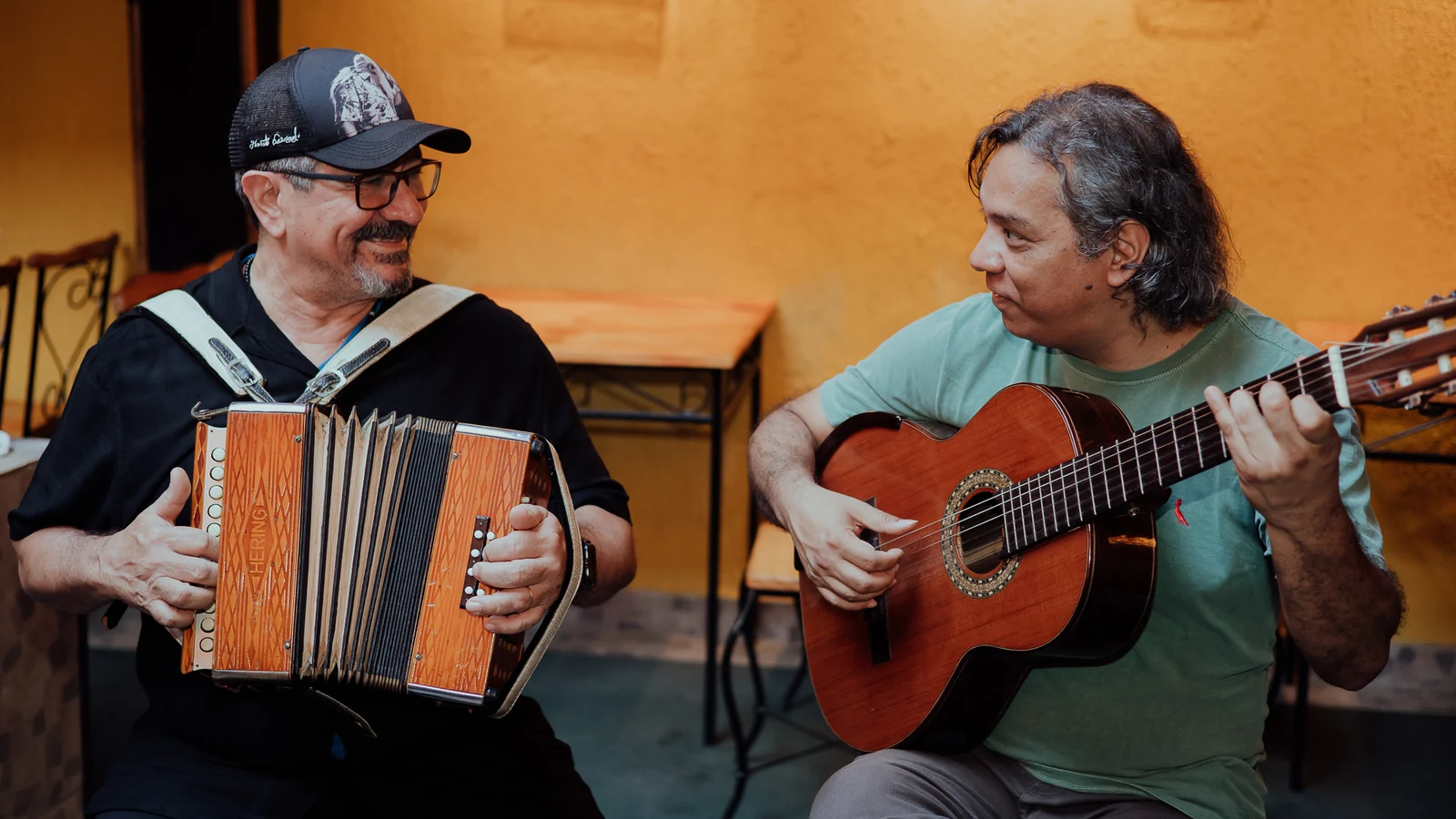 duo acariocando apresenta o show gratuito o som do rio no dolores club featured
