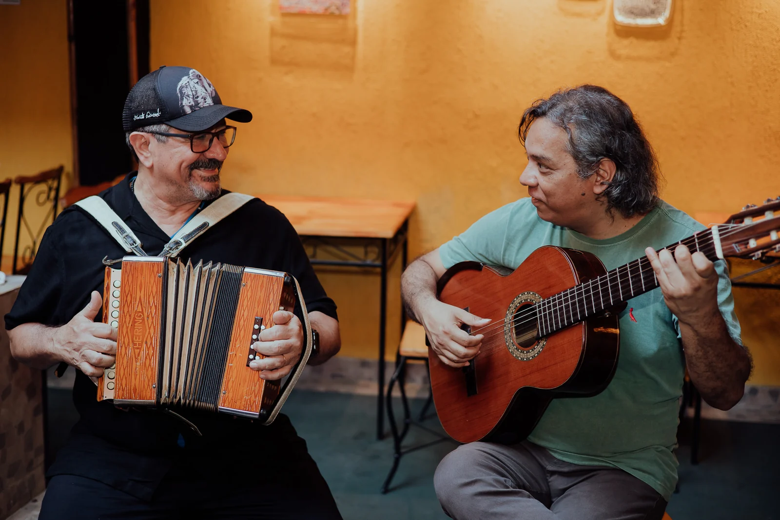 Duo Acariocando apresenta o show gratuito “O Som do Rio” no Dolores Club