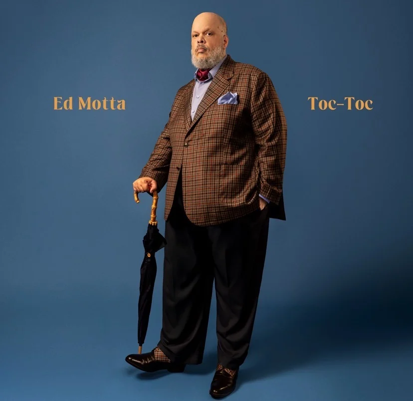 Ed Motta volta ao português após 13 anos em "Toc-Toc"