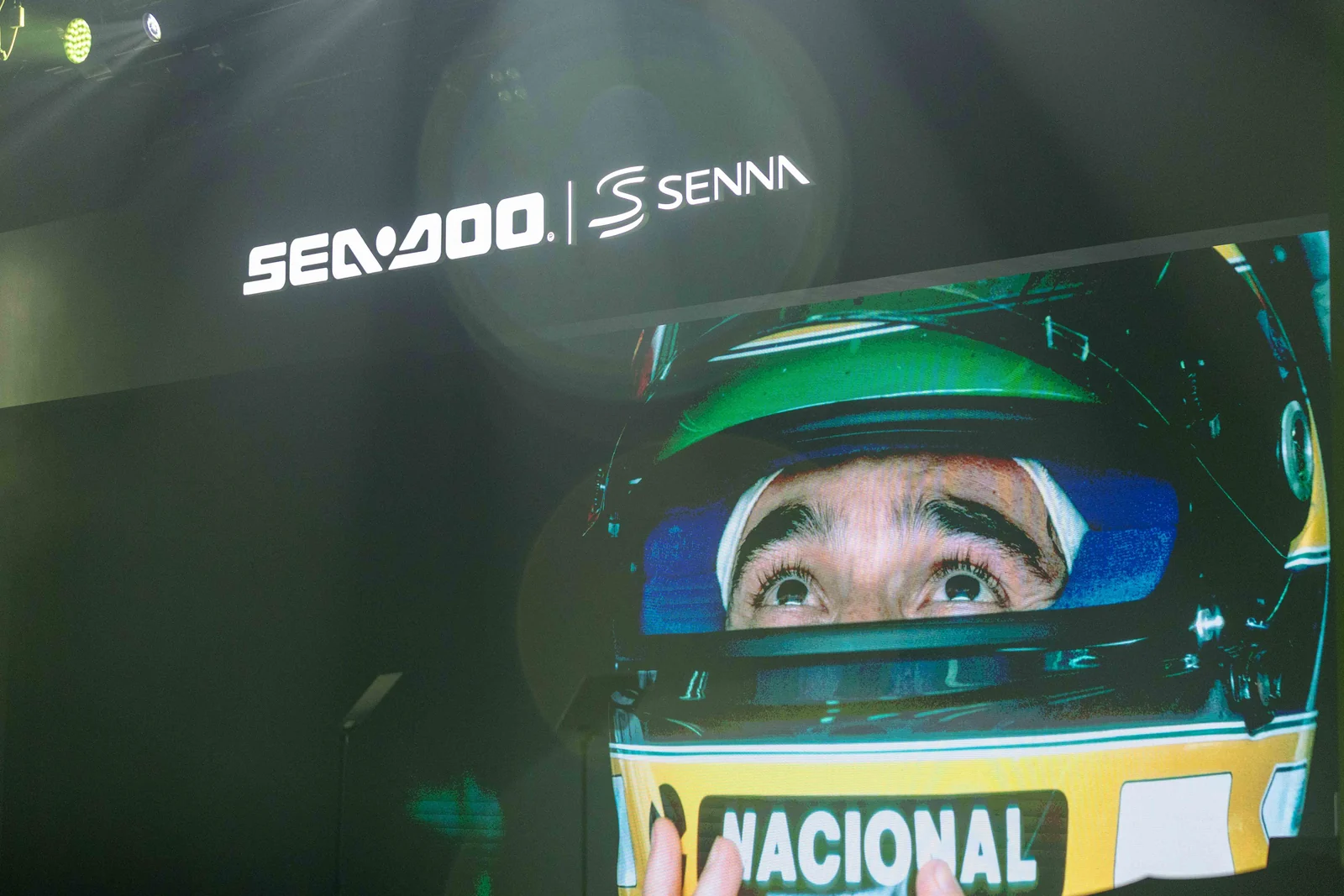 Edição limitada homenageia o tricampeonato de Ayrton Senna na água
