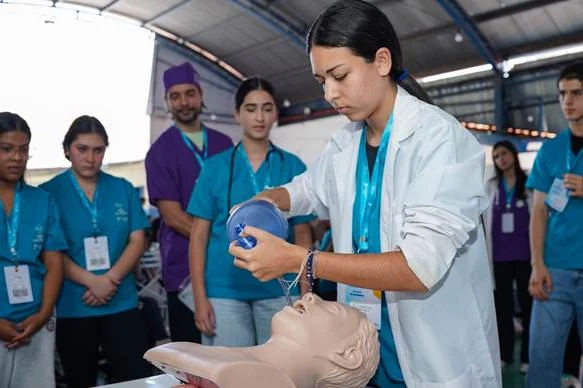 Escola vira hospital com simulação médica e atores em Campinas
