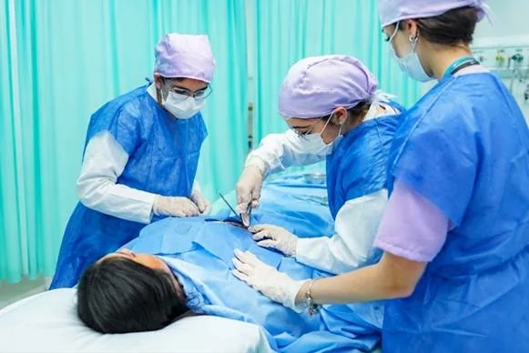 Escola vira hospital com simulação médica e atores em Campinas