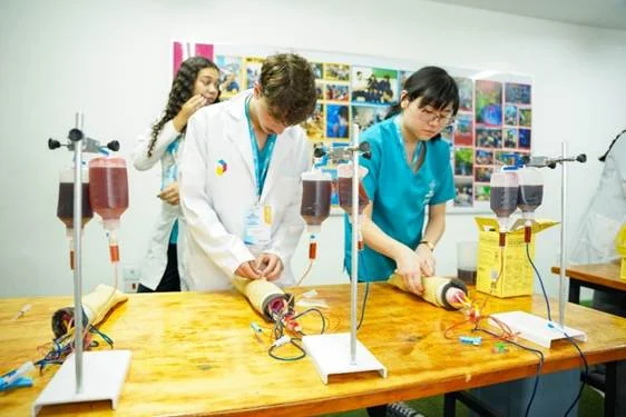 Escola vira hospital com simulação médica e atores em Campinas