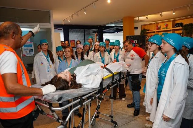 Escola vira hospital com simulação médica e atores em Campinas