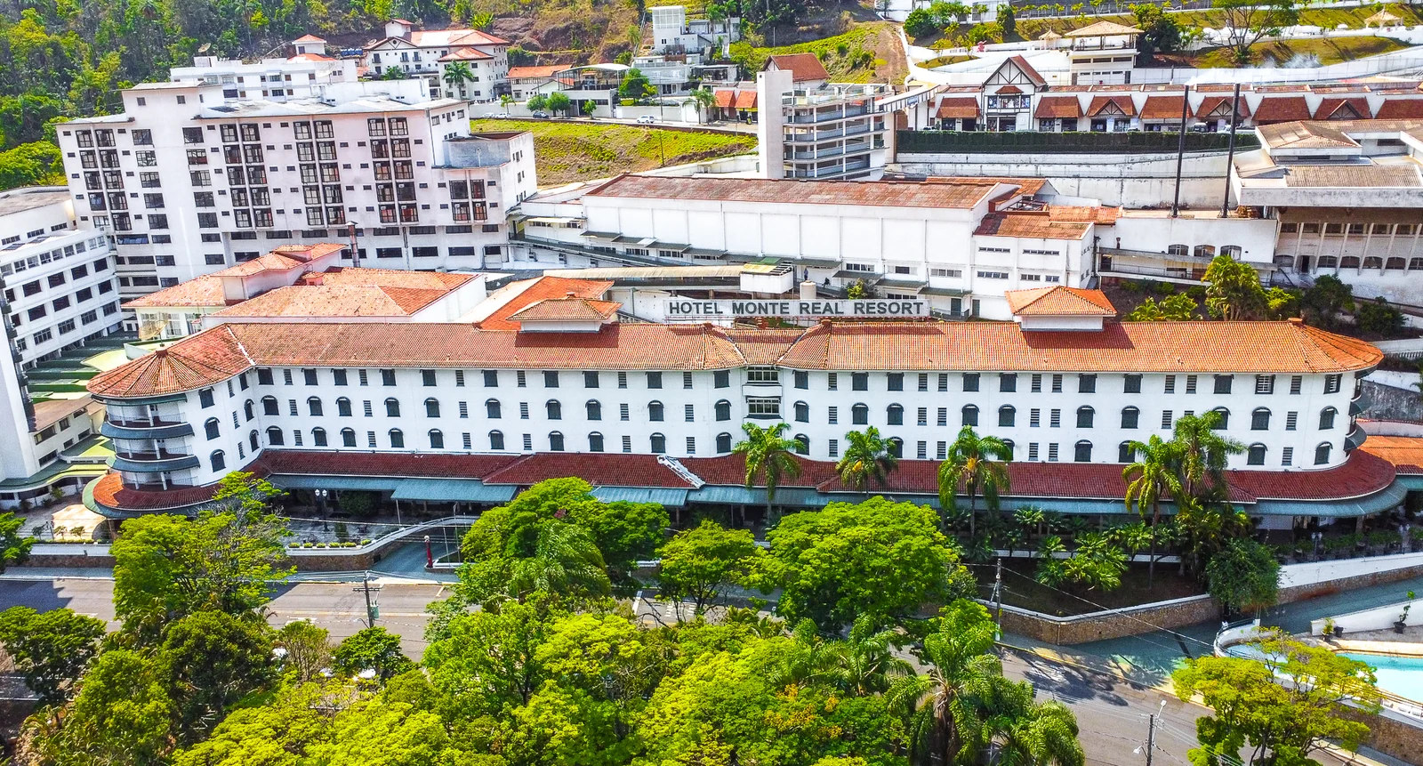 Estrutura com nove piscinas movimenta turismo em Águas de Lindóia