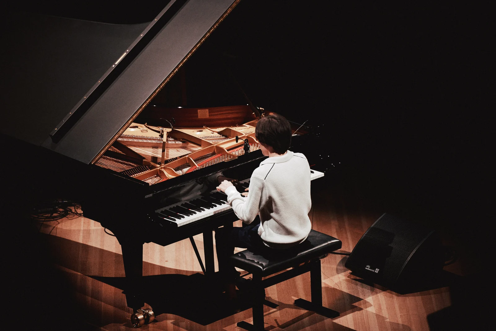 Fenômeno do piano minimalista, Gibran Alcocer confirma estreia no Brasil