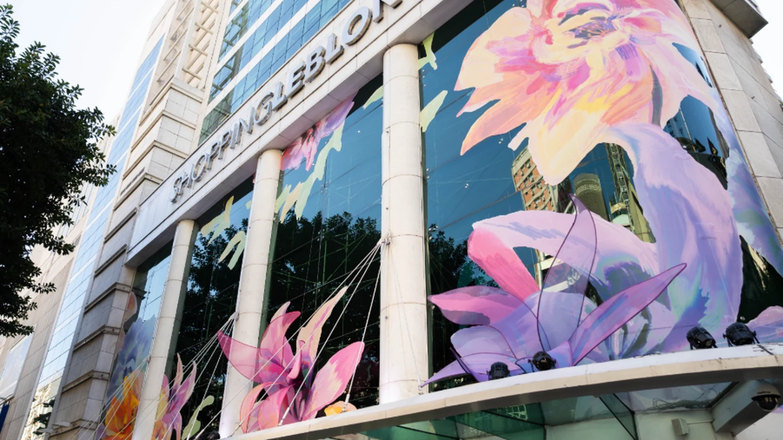 flores gigantes de lenny niemeyer transformam fachada no leblon featured