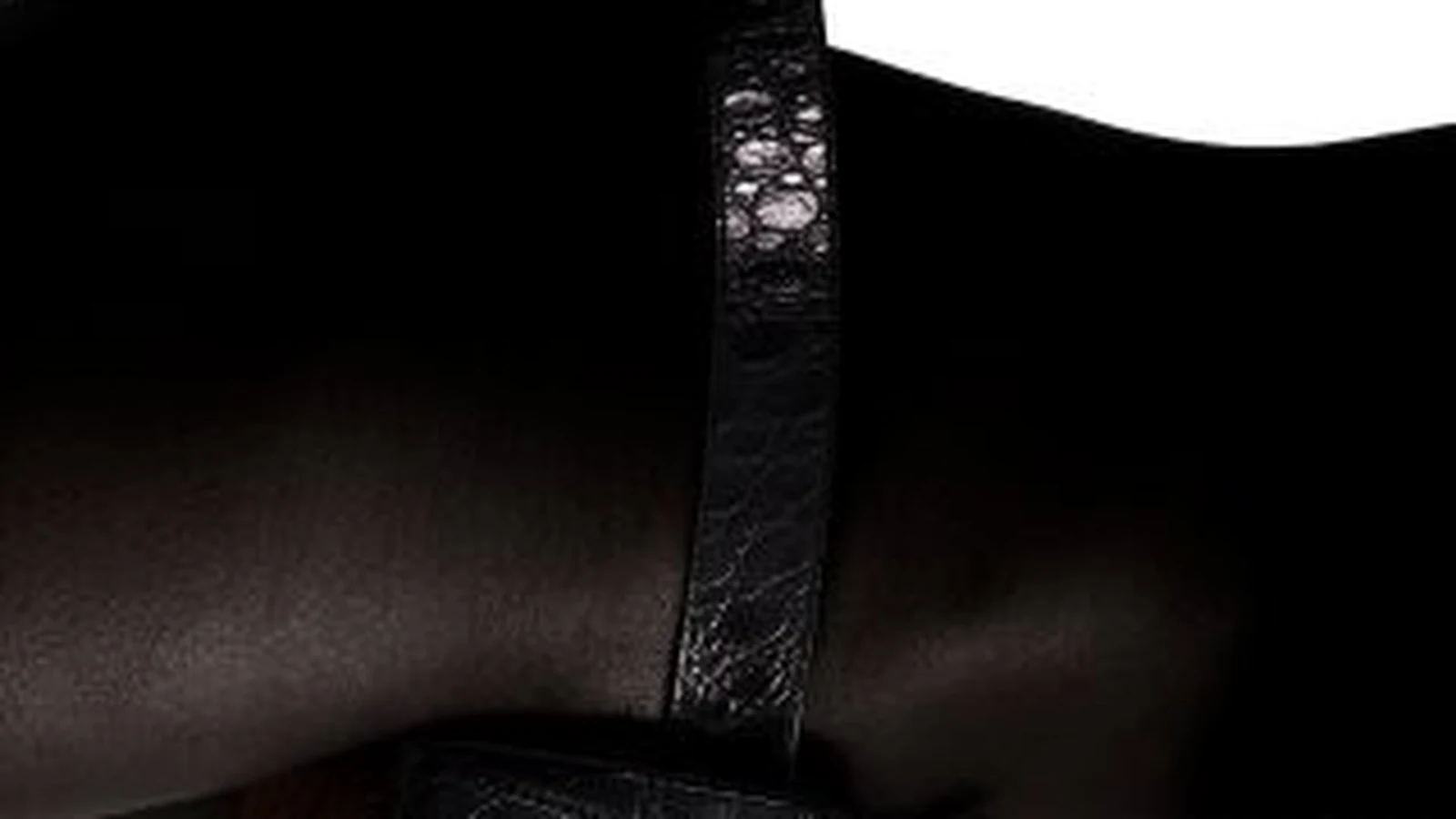 formato pentagonal e couro croco definem nova pochete genderless da ryzi featured