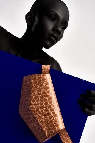 Formato pentagonal e couro croco definem nova pochete genderless da Ryzí