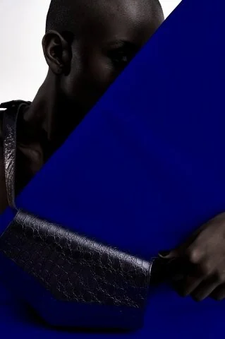 Formato pentagonal e couro croco definem nova pochete genderless da Ryzí