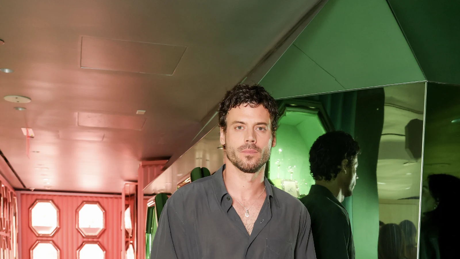 François Arnaud aposta em visual Saint Laurent em Nova York francois arnaud aposta em visual saint laurent em nova york featured