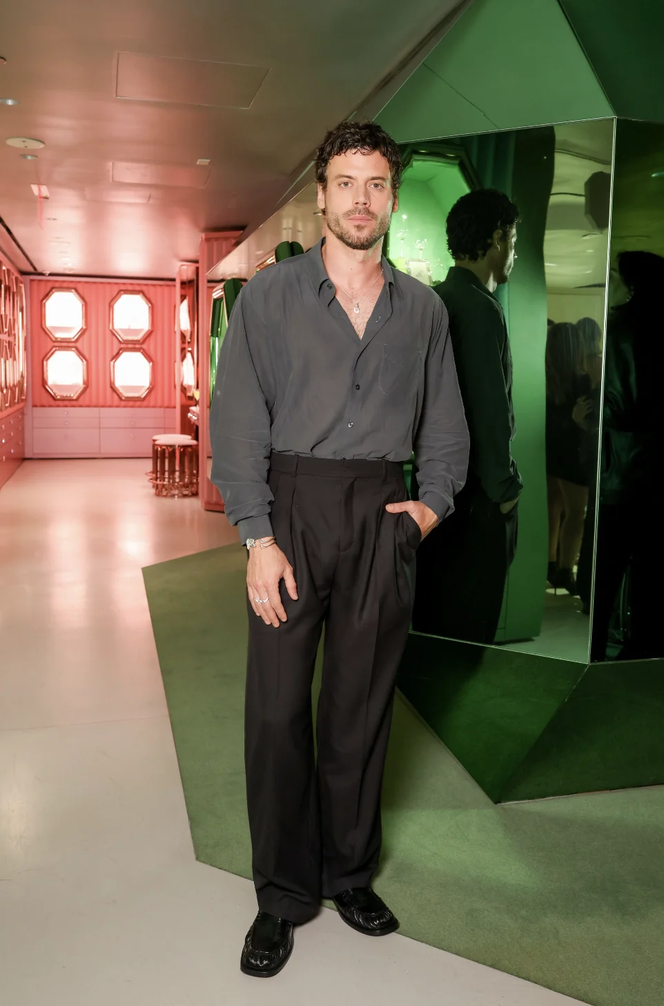 François Arnaud aposta em visual Saint Laurent em Nova York 1 François Arnaud aposta em visual Saint Laurent em Nova York