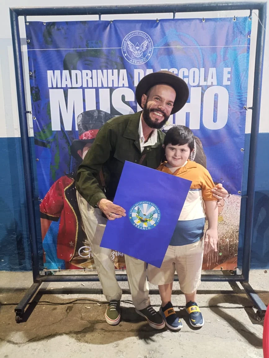 Gabriel Breia recebe figurino oficial para desfile do Arranco em 2027