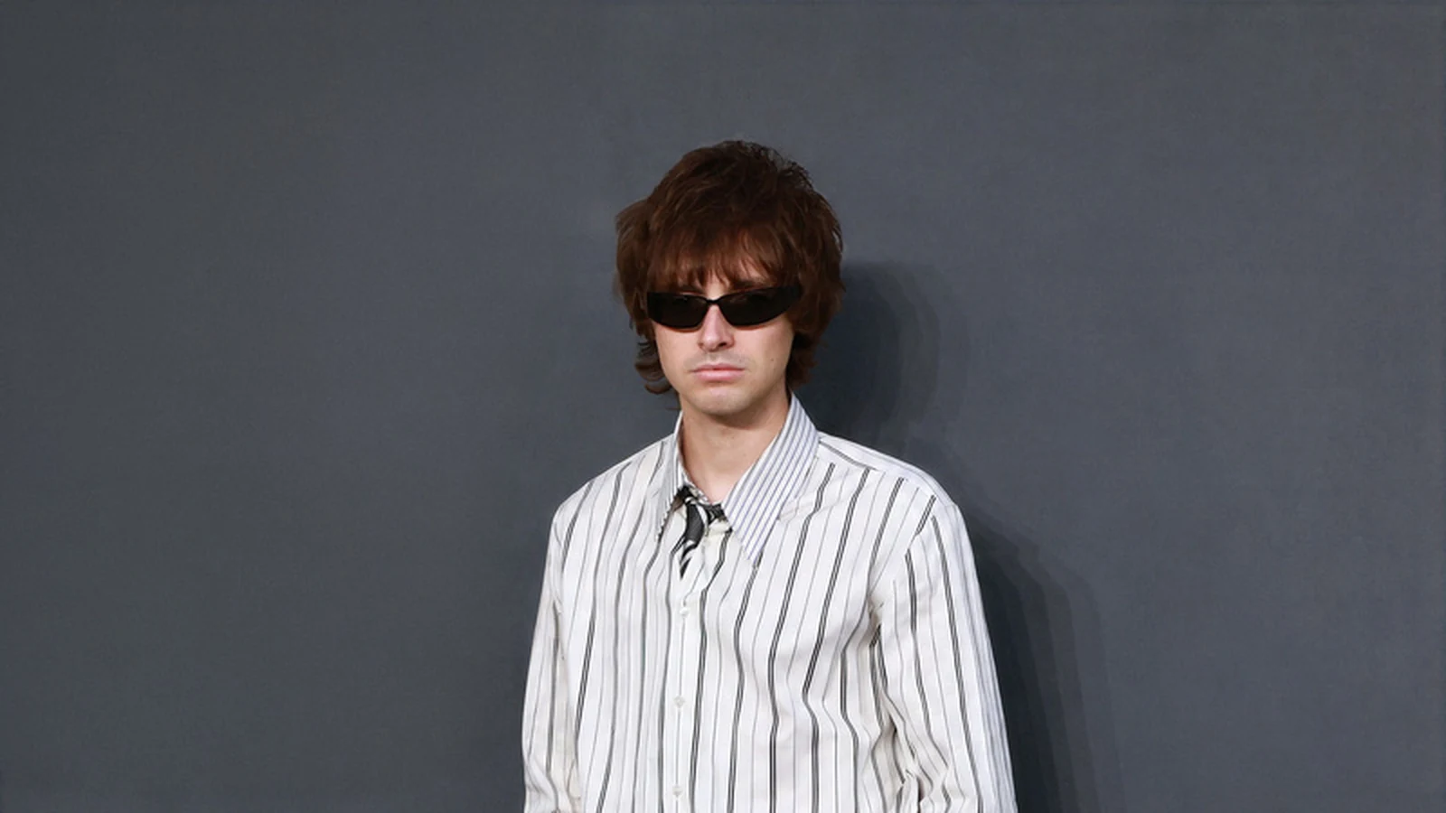 gene gallagher aposta em saint laurent para premiere em londres featured
