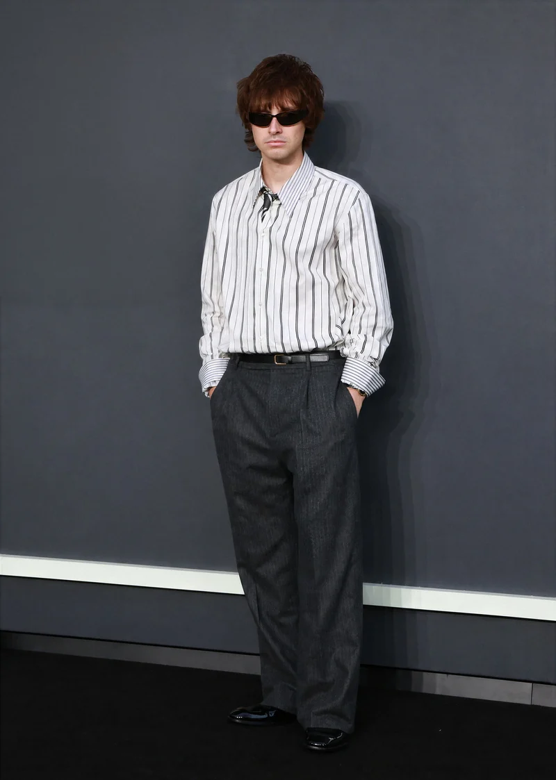 Gene Gallagher aposta em Saint Laurent para première em Londres