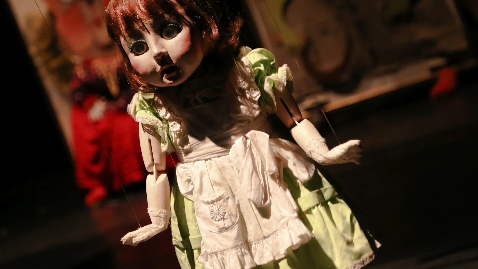 giramundo une bonecos e projecoes em alice no pais das maravilhas featured