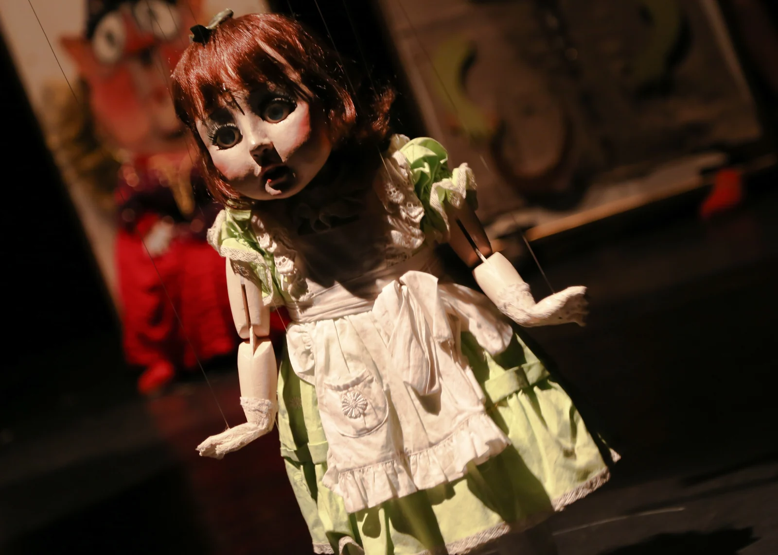 Giramundo une bonecos e projeções em Alice no País das Maravilhas