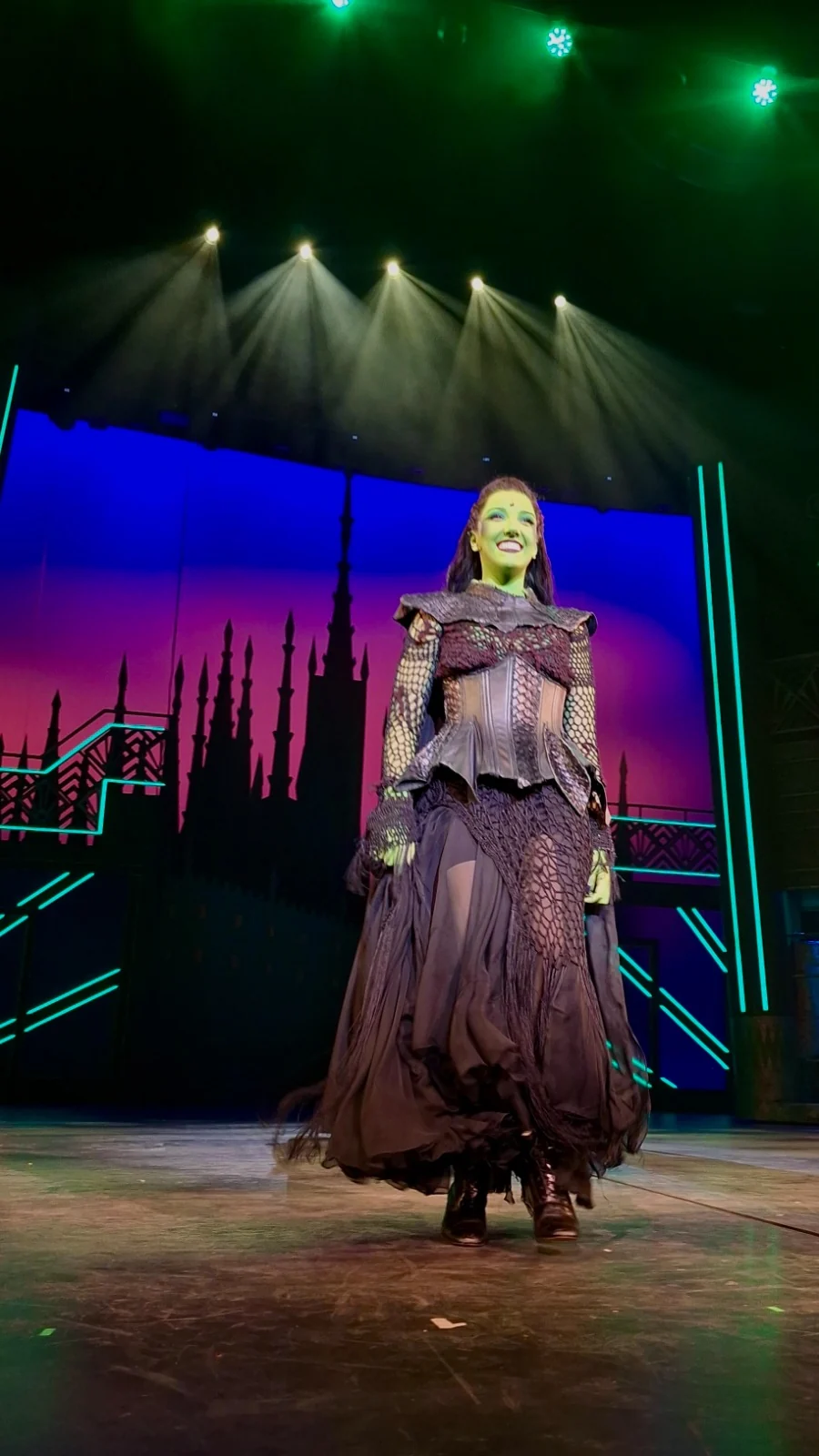 Giselle Alfano assume o peso e a magia de viver Elphaba no musical Wicked