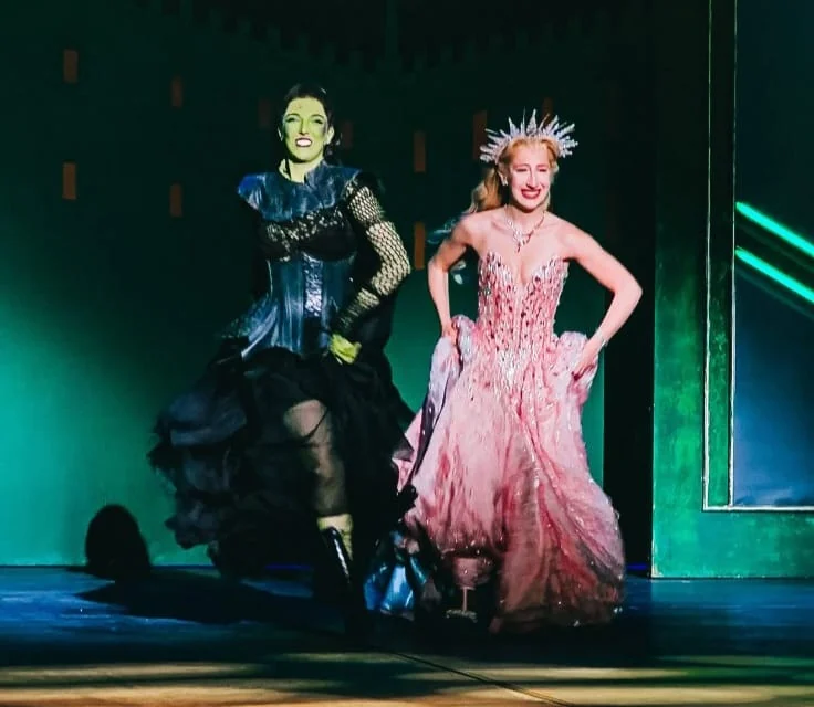 Giselle Alfano assume o peso e a magia de viver Elphaba no musical Wicked