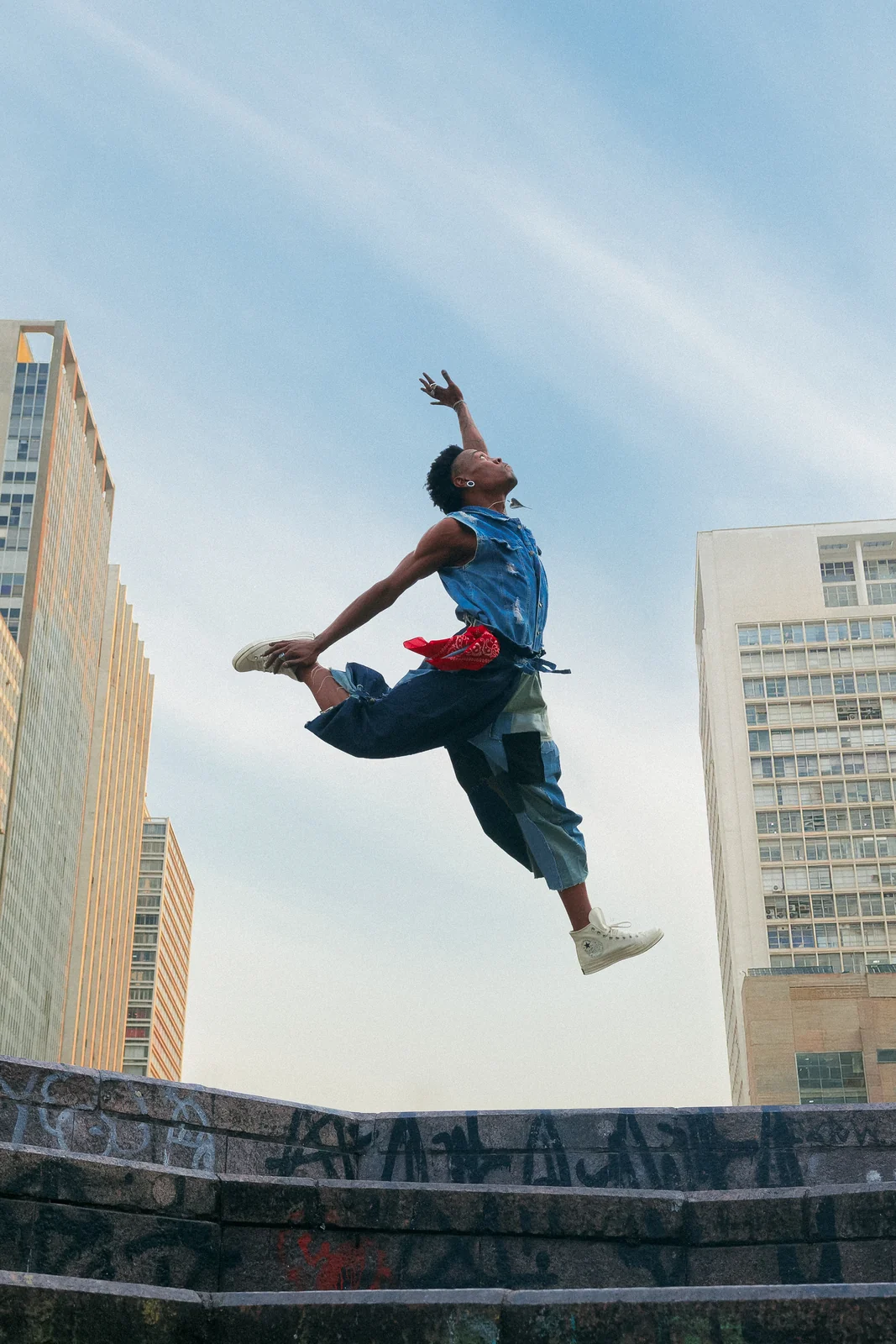 Grupo Flying Low une break dance e mitologia em espetáculo sobre voo