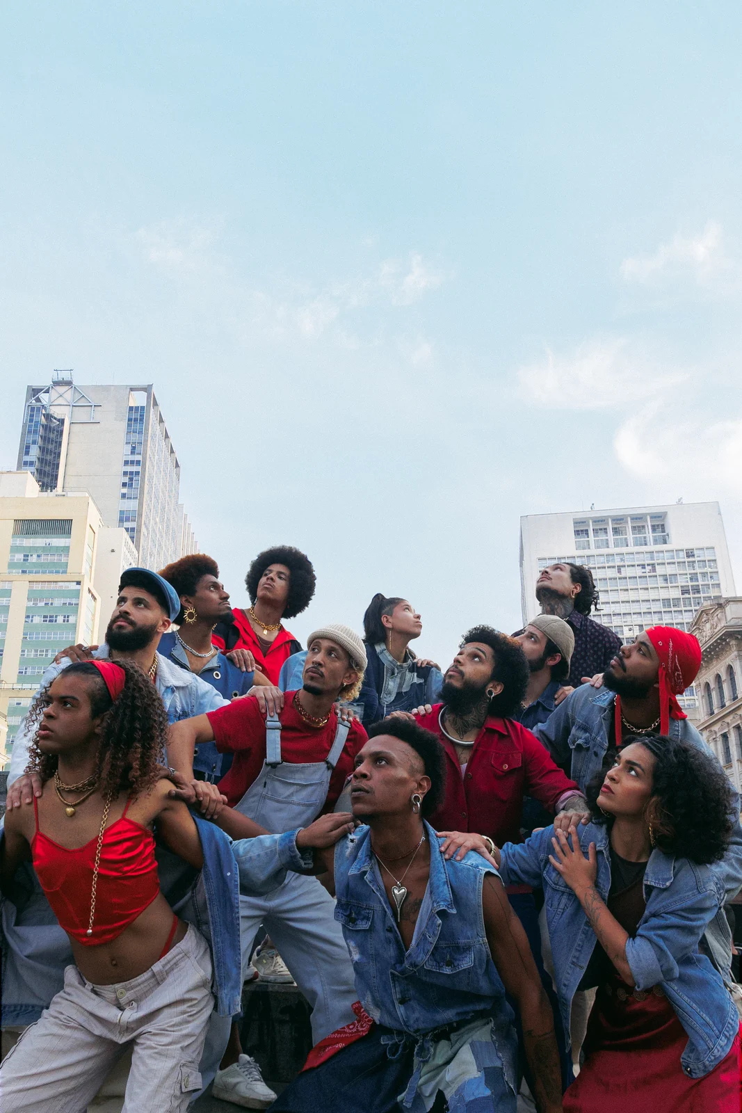 Grupo Flying Low une break dance e mitologia em espetáculo sobre voo