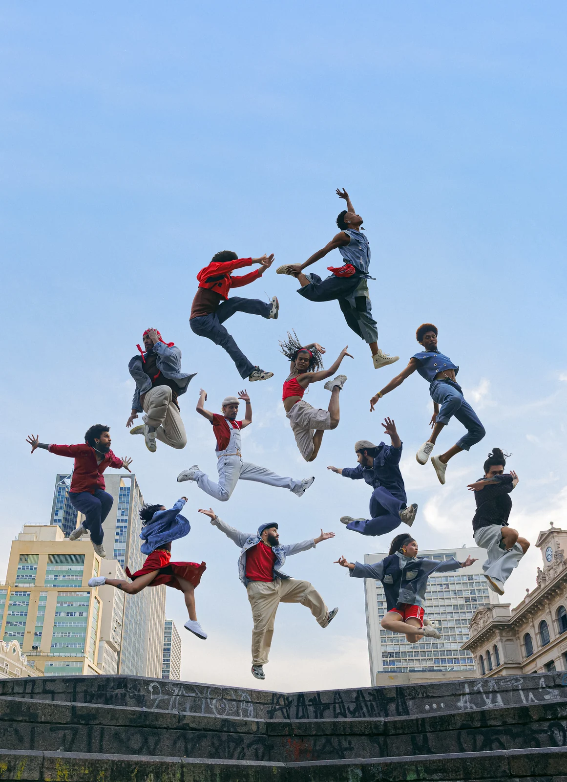 Grupo Flying Low une break dance e mitologia em espetáculo sobre voo
