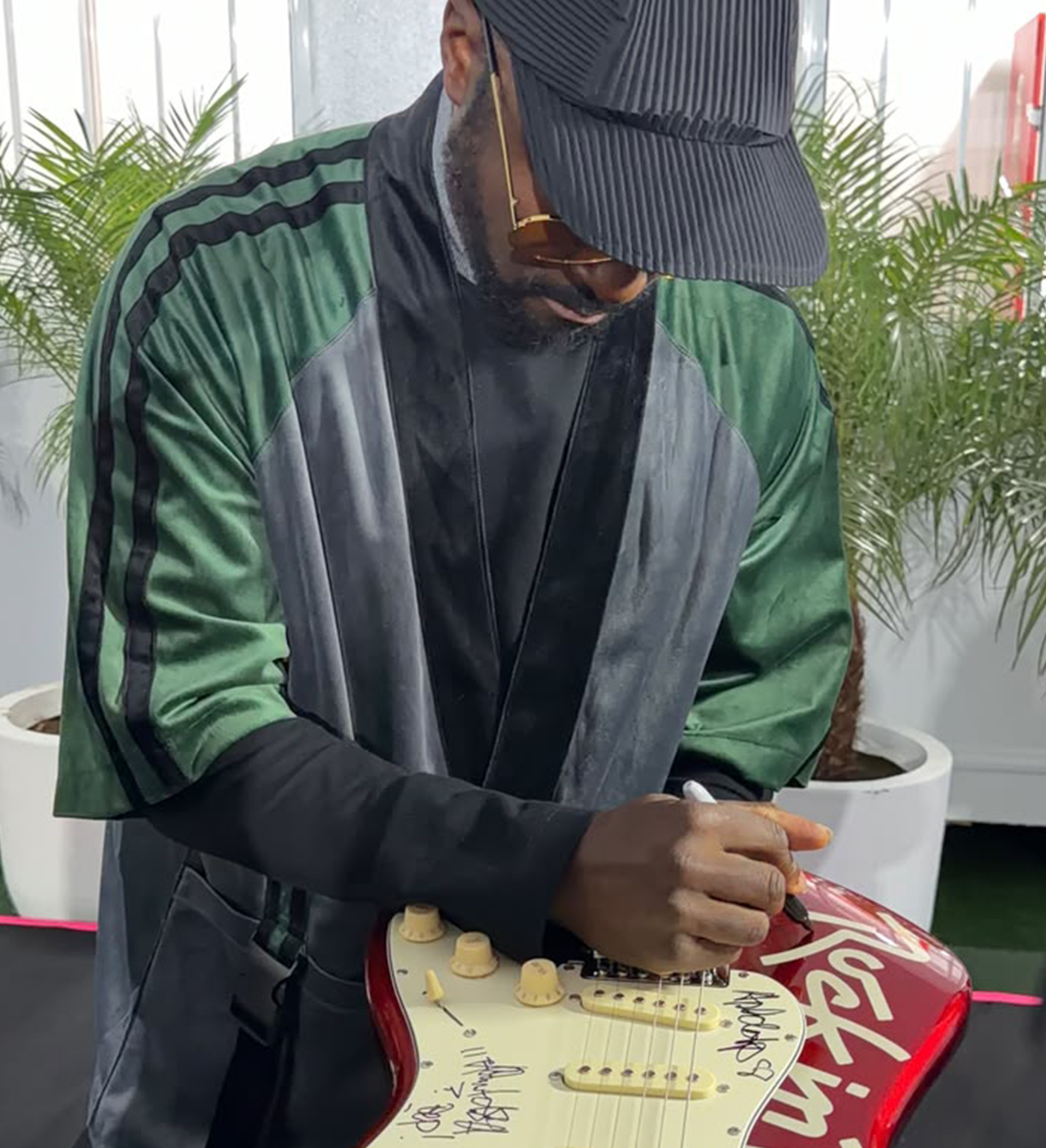 guitarra black eyed peas rock in rio autografado photoproof scaled