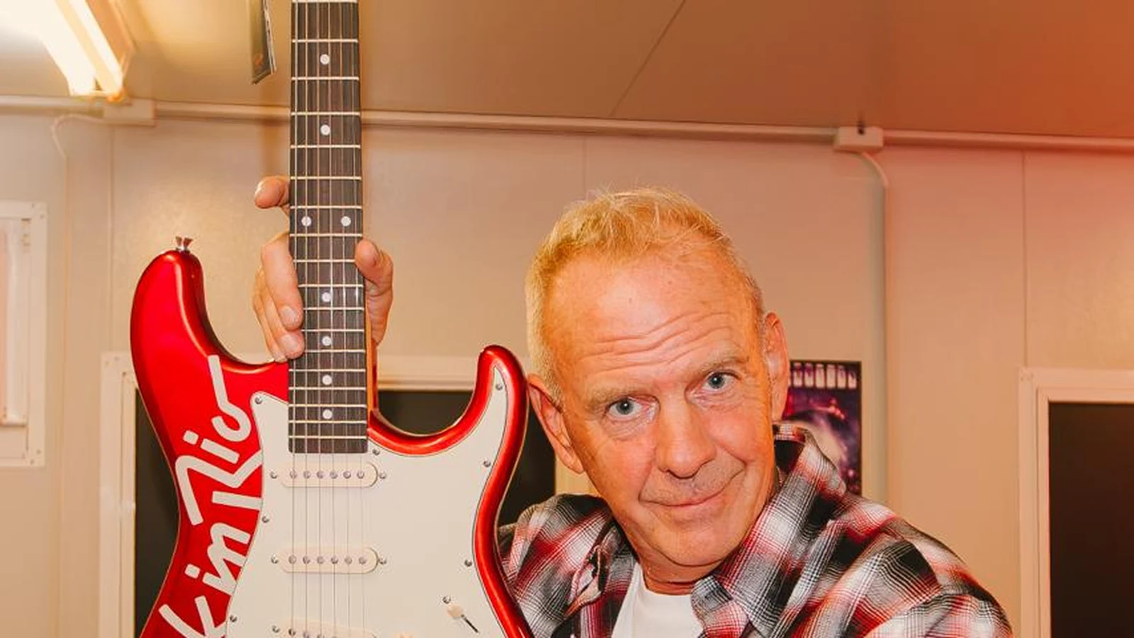 guitarras do rock in rio recebem lances finais em leilao contra a fome featured