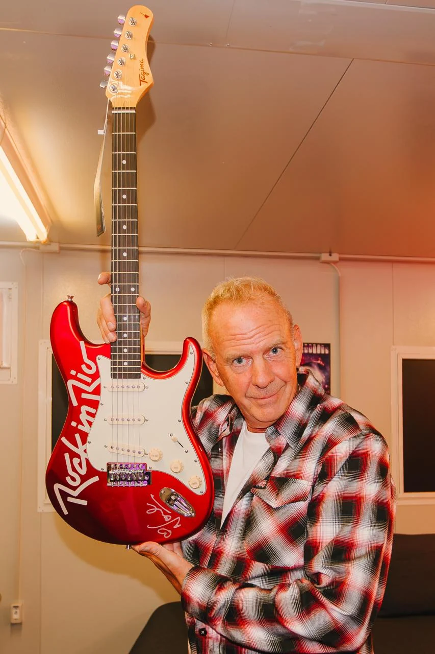 Guitarras do Rock in Rio recebem lances finais em leilão contra a fome