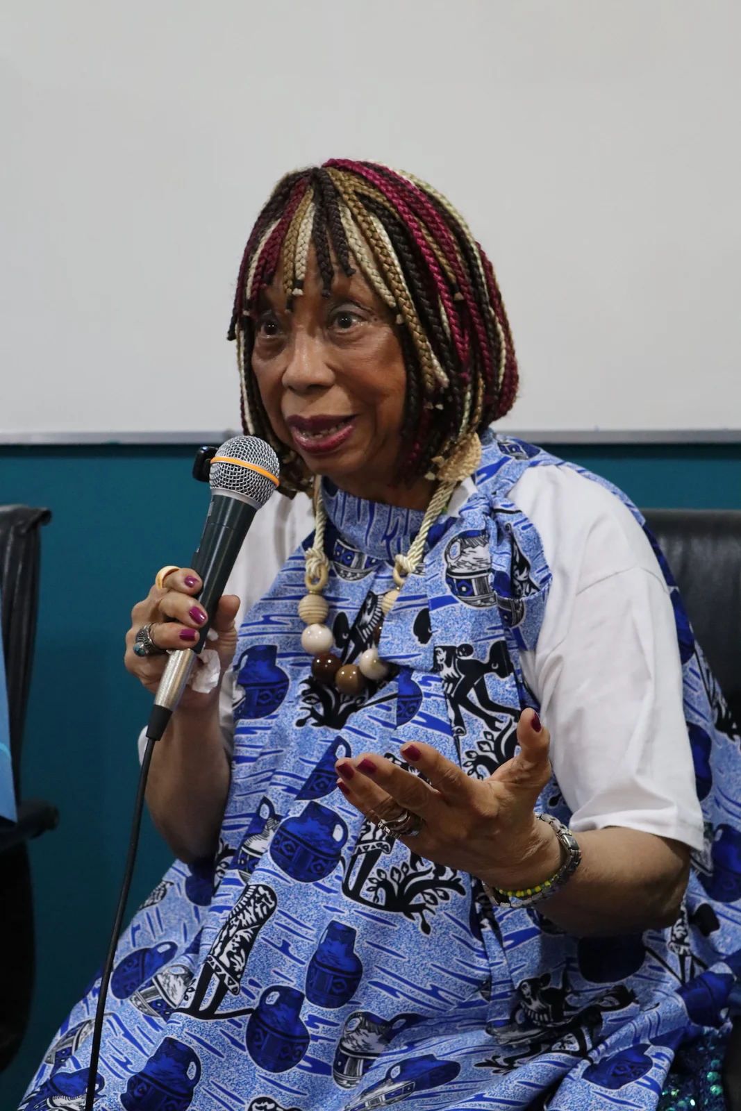 Helena Theodoro inaugura debates literários na Biblioteca Maju Coutinho