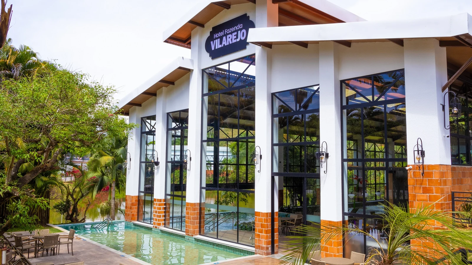 hoteis vilarejo chegam ao mercado livre e vendem cachaca e doce de fabricacao propria featured