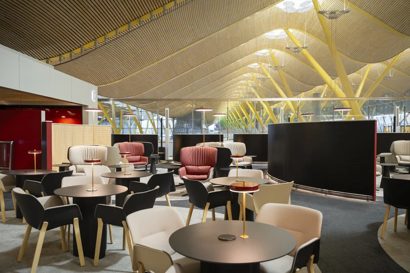 Iberia inaugura lounge com suítes e design de Patricia Urquiola