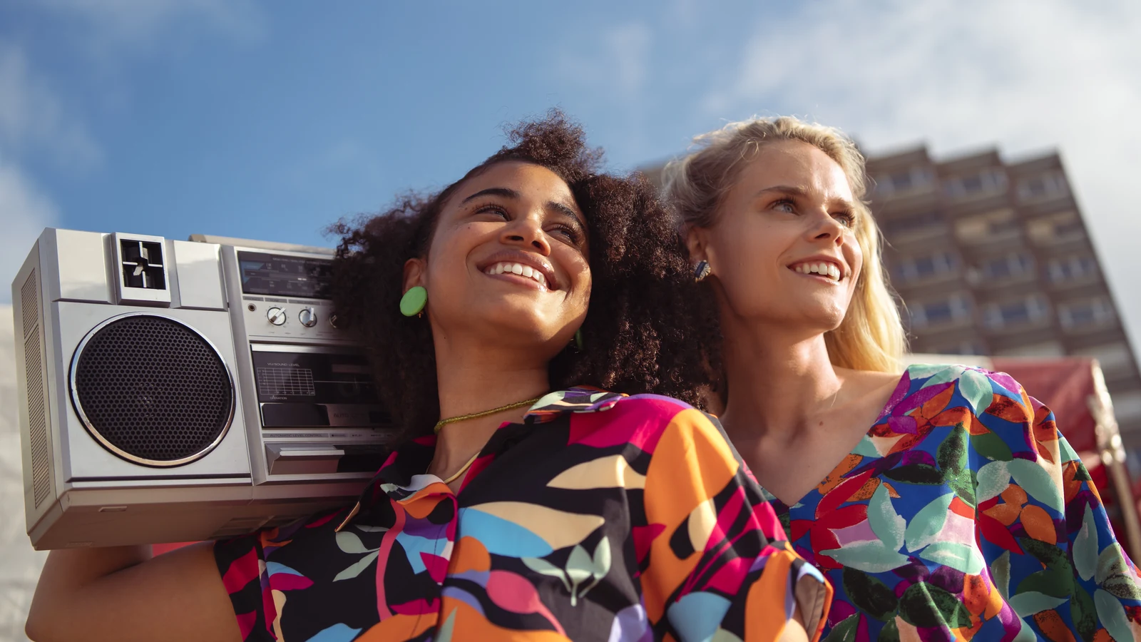 inteligencia artificial revive estetica dos anos 80 nas redes sociais featured