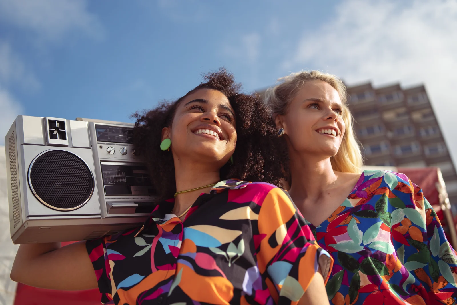 Inteligência artificial revive estética dos anos 80 nas redes sociais