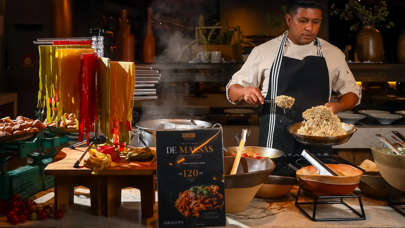 jantar tem massas ao vivo e fettuccine na roda de queijo na barra featured