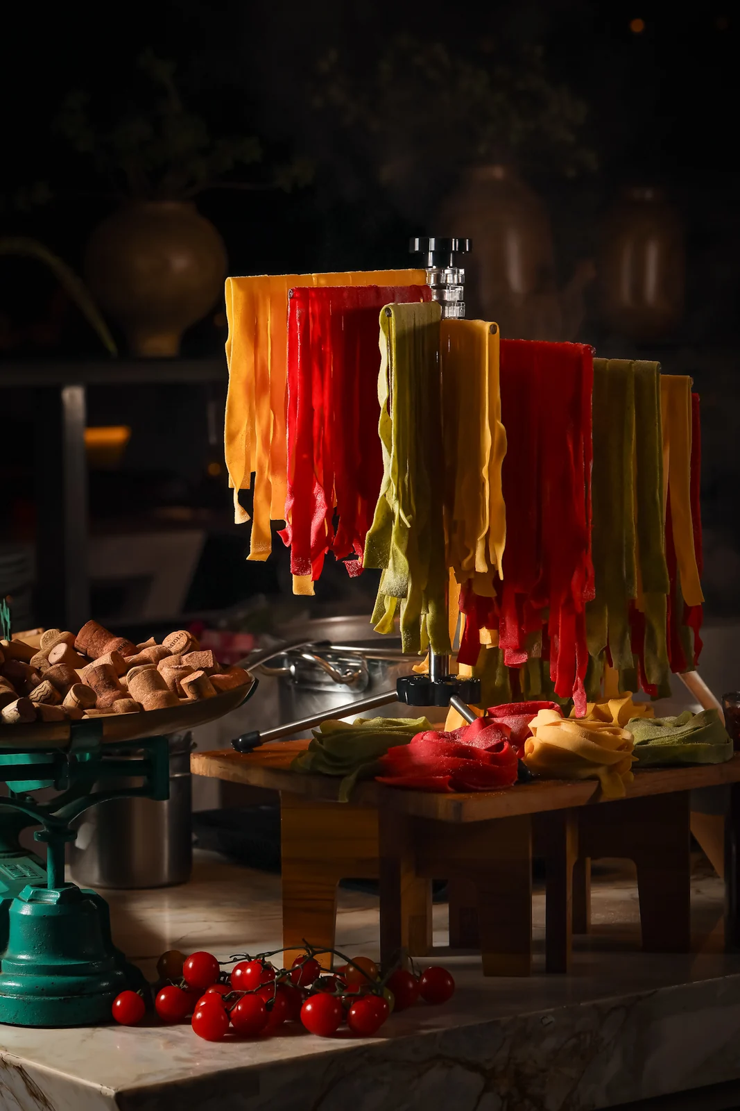 Jantar tem massas ao vivo e fettuccine na roda de queijo na Barra