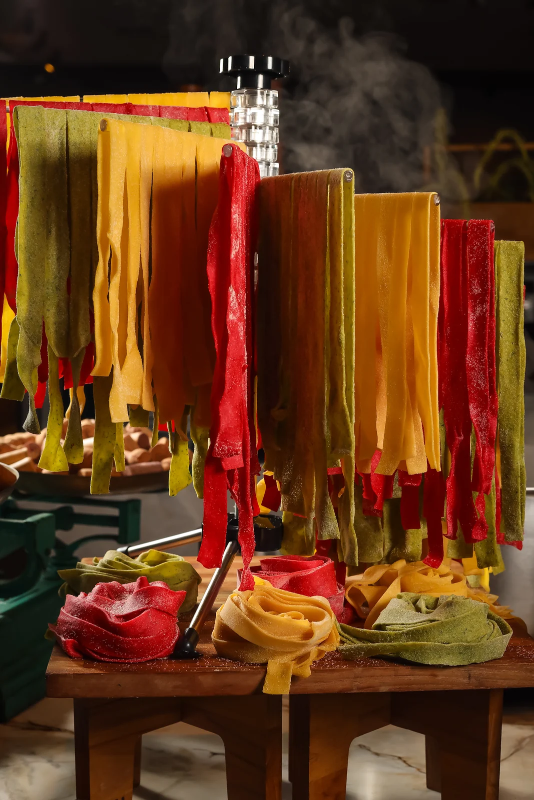 Jantar tem massas ao vivo e fettuccine na roda de queijo na Barra